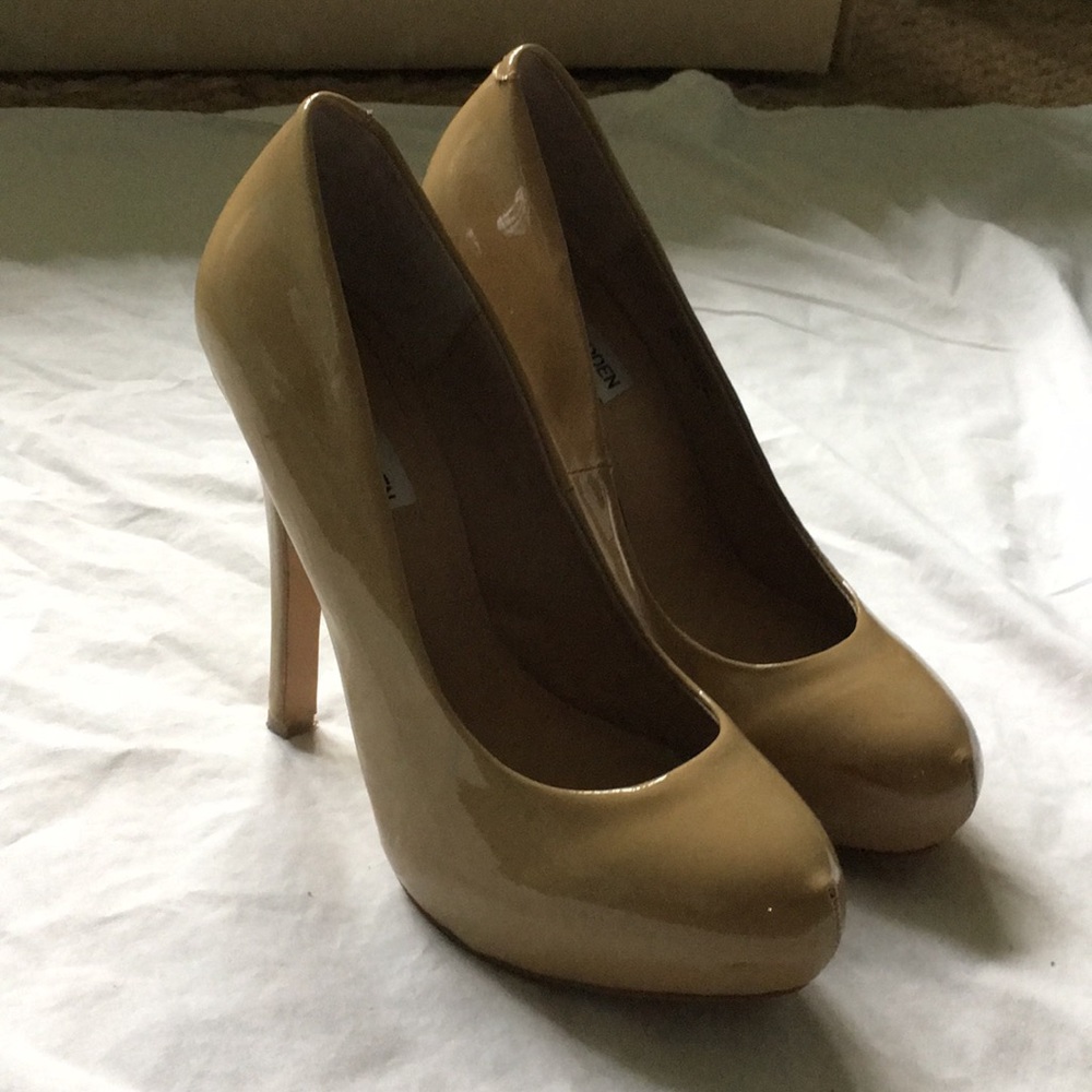 Nude pumps